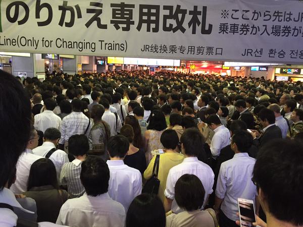 une-foule-impressionnante-dans-une-gare-de-tokyo-apres-larret-temporaire-des-dozodomo-httpt-coh9skc9o3zi-httpt-cotwvynajtfe